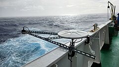 Le récepteur GNSS et la jauge utilisés pour les mesures précises de hauteur de mer à bord de Legend avec une précision atteignant le centimètre. L'image a été prise le 27 juin 2023. (Crédit NYCU)