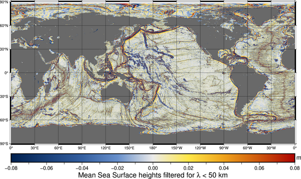 Surface moyenne océanique Cnes-CLS2022 filtrée pour ne garder que les longueurs d'onde inférieures à 50 km (c'est-à-dire les plus petits éléments de la surface). Les reliefs sous-marins sont clairement visibles (habituellement masqués par des structures plus étendues du géoïde ou, à une échelle moindre, par la topographie dynamique moyenne) (Crédits Cnes/CLS, figure Aviso).