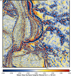 Surface moyenne océanique Cnes-CLS2022 filtrée pour les longueurs d'onde inférieures à 50 km sur la zone de la fosse des Mariannes (Crédits Cnes/CLS, figure Aviso).