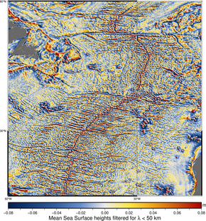 Cnes-CLS2022 surface moyenne océanique filtrée pour les longueurs d'onde inférieures à 50 km sur l'Atlantique Nord. La dorsale médio-atlantique entre les plaques tectoniques est visible avec toutes ses zones de fracture (Credits Cnes/CLS, figure Aviso).