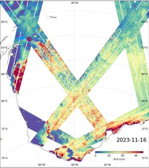 Anomalies de hauteur de mer le 2023/11/16, montrant la forme générale de A-23a, mais avec des valeurs très basses : l'iceberg est si haut que le traitement standard sur océans de KaRIn interprète mal la mesure, comme une hauteur "inférieure à la moyenne". On y voit également un certain nombre d'artefacts. Un traitement dédié à la glace de mer et aux icebergs serait nécessaire pour refléter la hauteur réelle de ces méga-icebergs tabulaires (en particulier), et de la glace de mer en général. (crédit Cnes/CLS/JPL)