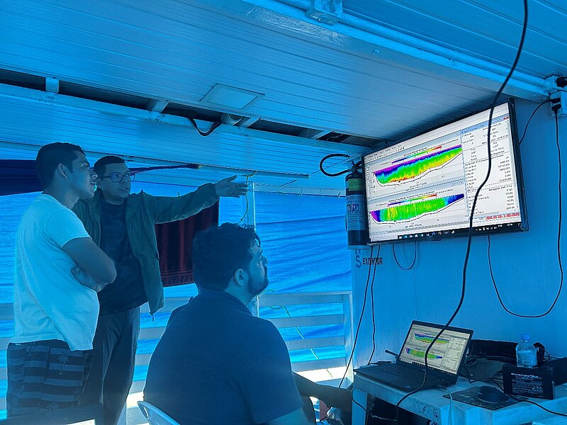 Measurements of the Amazon flow using ADCP instruments at Óbidos gauge station (Credit SGB/CPRM-IRD).