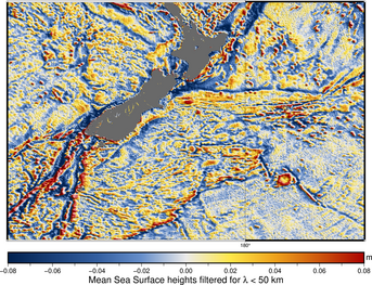 Surface moyenne océanique Cnes-CLS2022 filtrée pour les longueurs d'onde inférieures à 50 km autour de la Nouvelle-Zélande. Une sorte d'anneau est visible au sud-est, qui correspond à la localisation du mont Bollons (Crédits Cnes/CLS, figure Aviso).